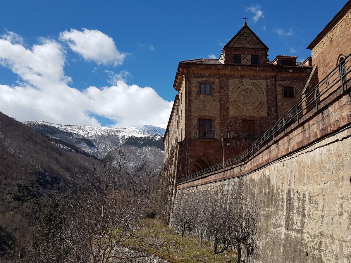 MONASTERIO de SANTA MARÍA DE VALVANERA Anguiano Exterior foto
